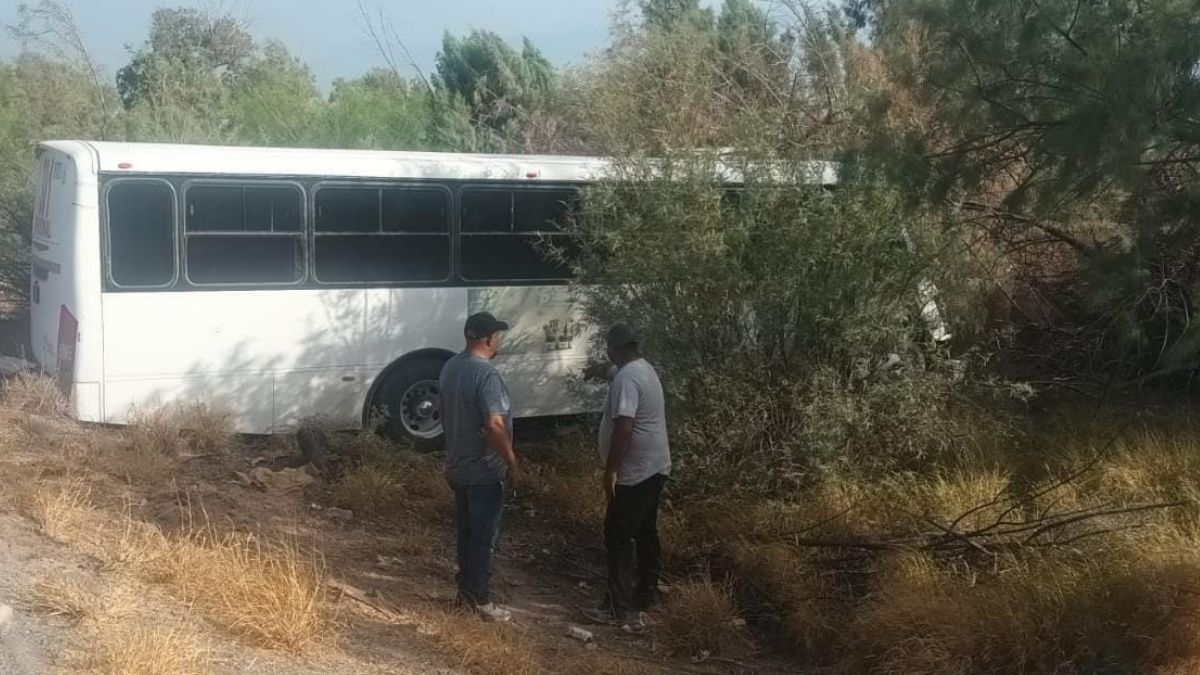 El operador de un camión de transporte de personal con número económico 301 chocó contra una camioneta Chevrolet Equinox