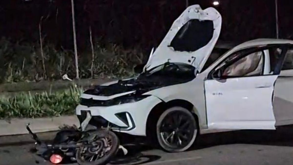 Paramédicos de la Cruz Roja acudieron al sitio, pero solo pudieron confirmar que el motociclista ya no contaba con signos vitales.