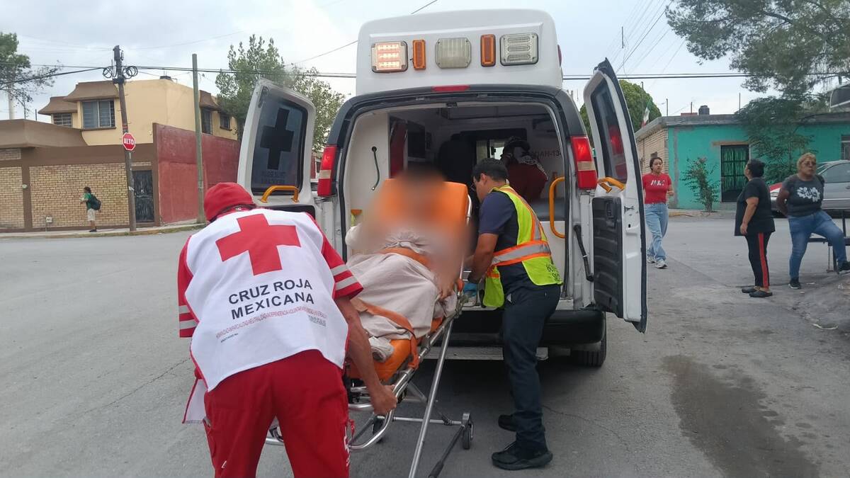 Paramédicos realizaron el traslado de la afectada para recibir atención médica especializada.