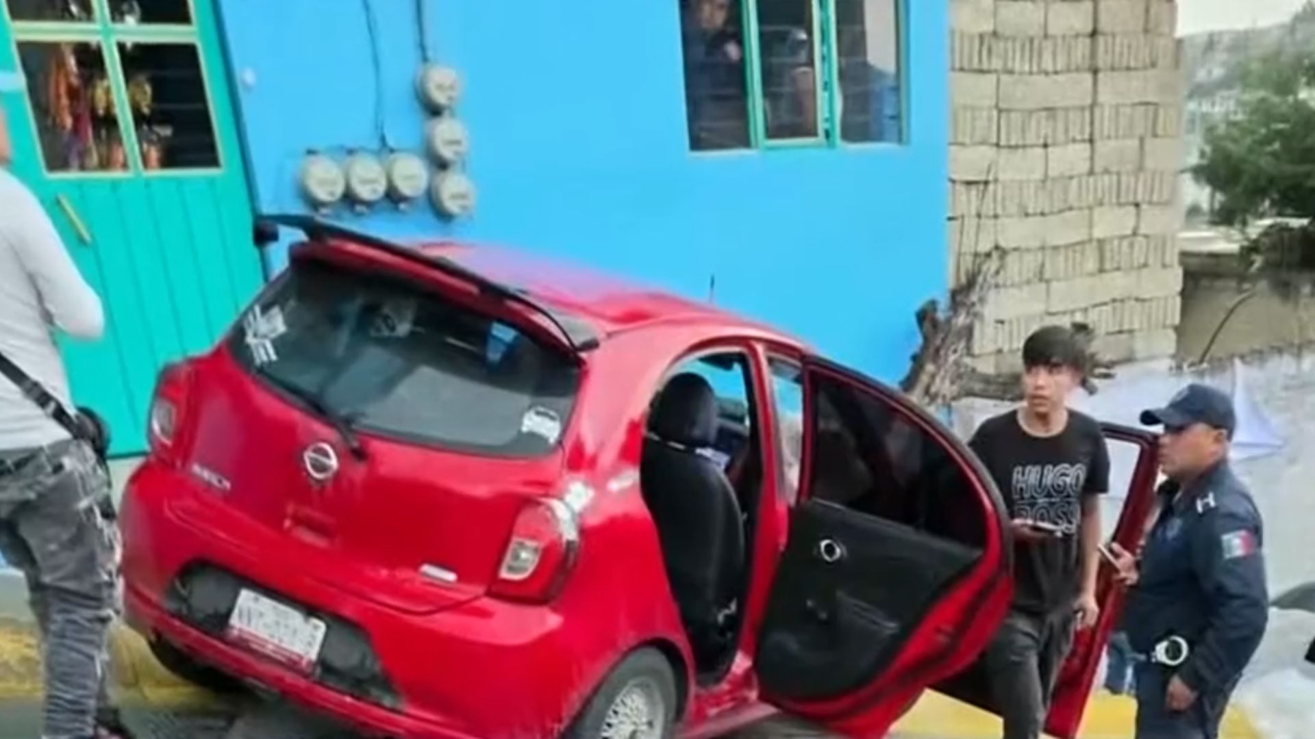 Peligrosa pendiente en Atizapán deja joven grave tras ser atropellada