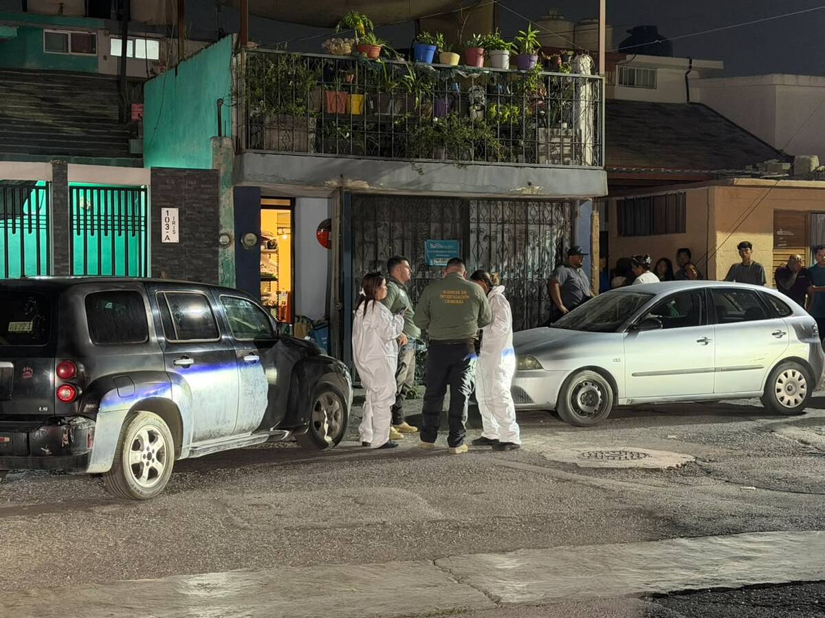 Personal forense realizó el traslado del cuerpo para continuar con los procedimientos establecidos.