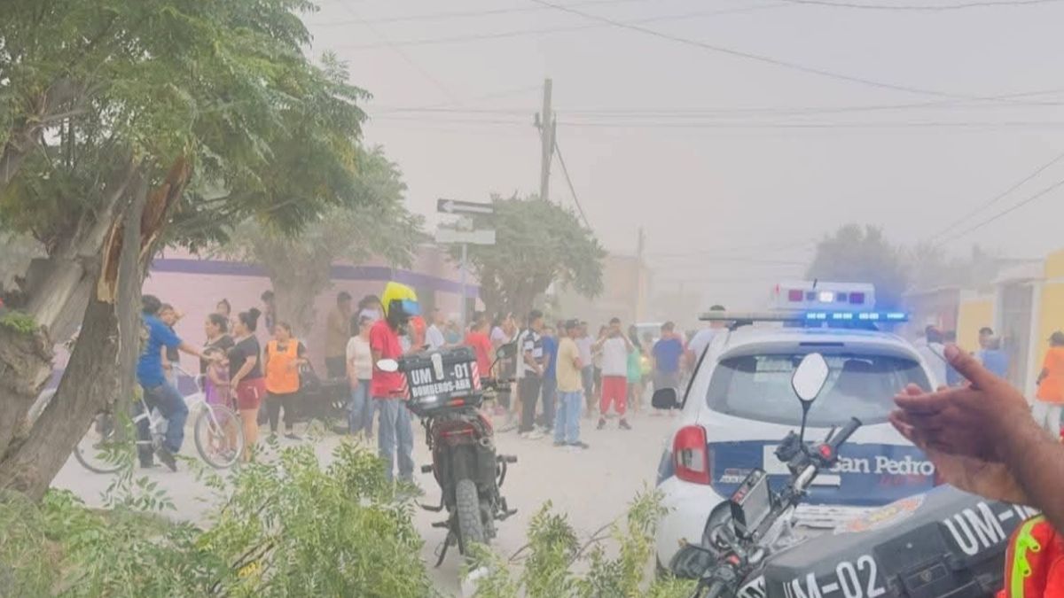 Tras quedar inconsciente sobre el pavimento, paramédicos de Cruz Roja y Bomberos Voluntarios ABR lo trasladaron de urgencia a un nosocomio local.