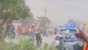 Tras quedar inconsciente sobre el pavimento, paramédicos de Cruz Roja y Bomberos Voluntarios ABR lo trasladaron de urgencia a un nosocomio local.