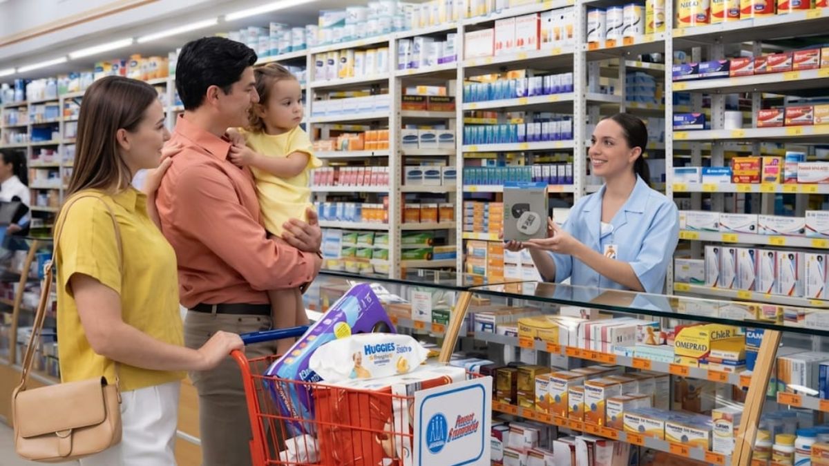 Recreación de una familia haciendo compras en Farmacia Guadalajara.