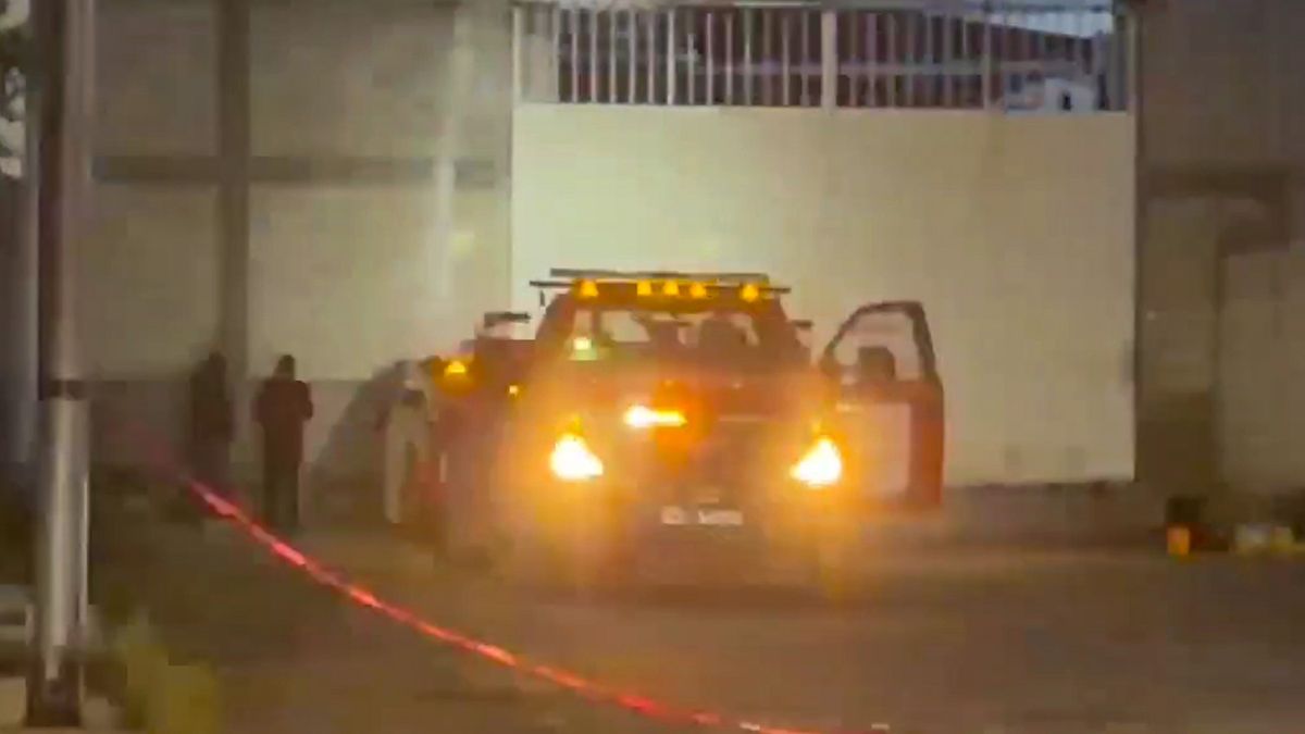 Resguardo policial sobre la calle Margaritas en la colonia San Miguel Guadalupe