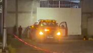 Resguardo policial sobre la calle Margaritas en la colonia San Miguel Guadalupe