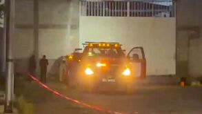 Resguardo policial sobre la calle Margaritas en la colonia San Miguel Guadalupe
