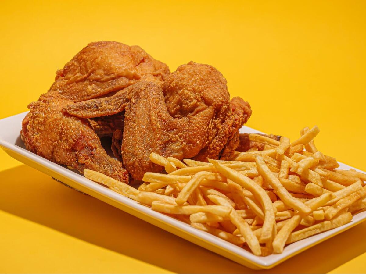 La nueva ubicación recibió a familias y estudiantes que buscaban una alternativa para comer sin cocinar.