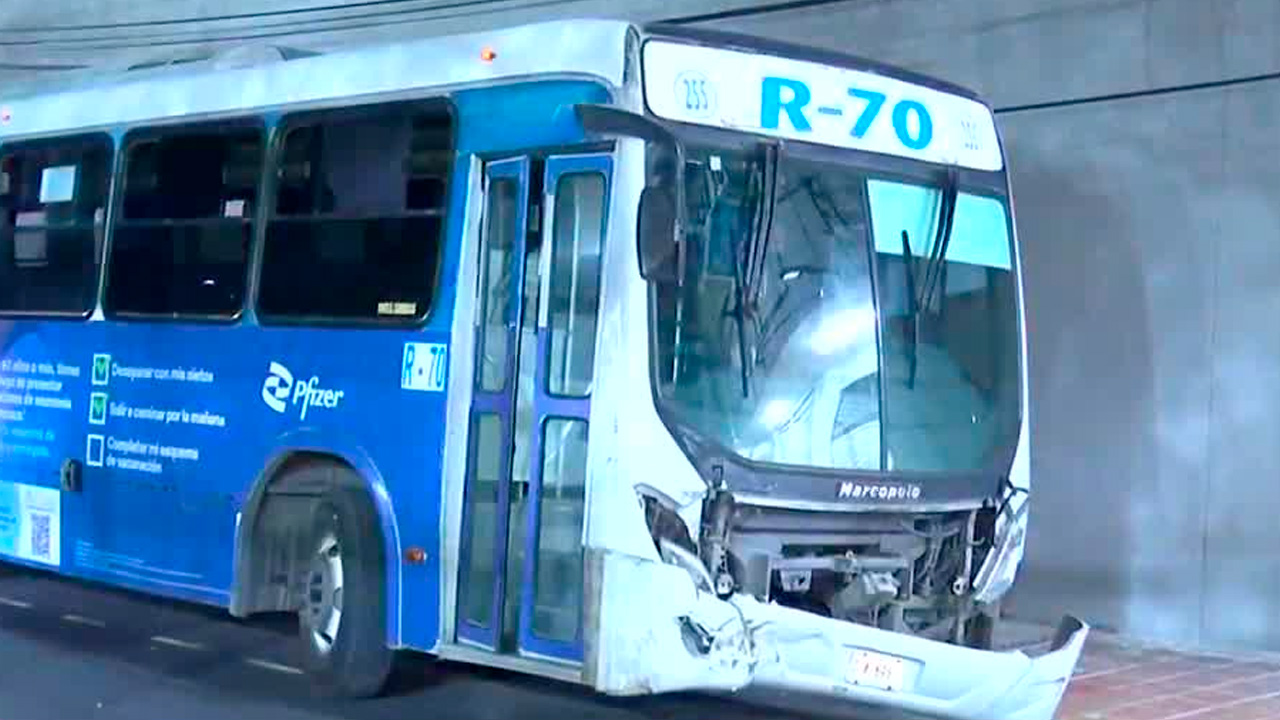 Camión con 20 pasajeros choca contra automóvil en el centro de Monterrey