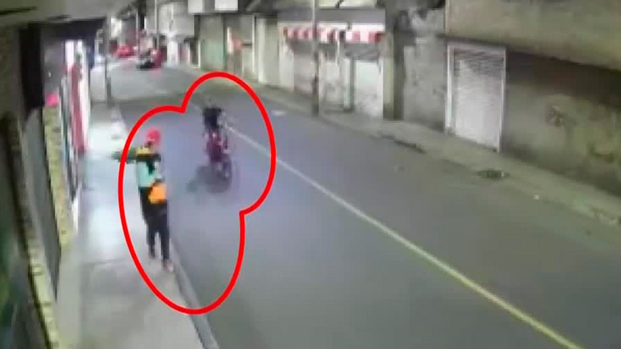 Captan a dos jóvenes robando una motocicleta en 32 segundos en Iztapalapa