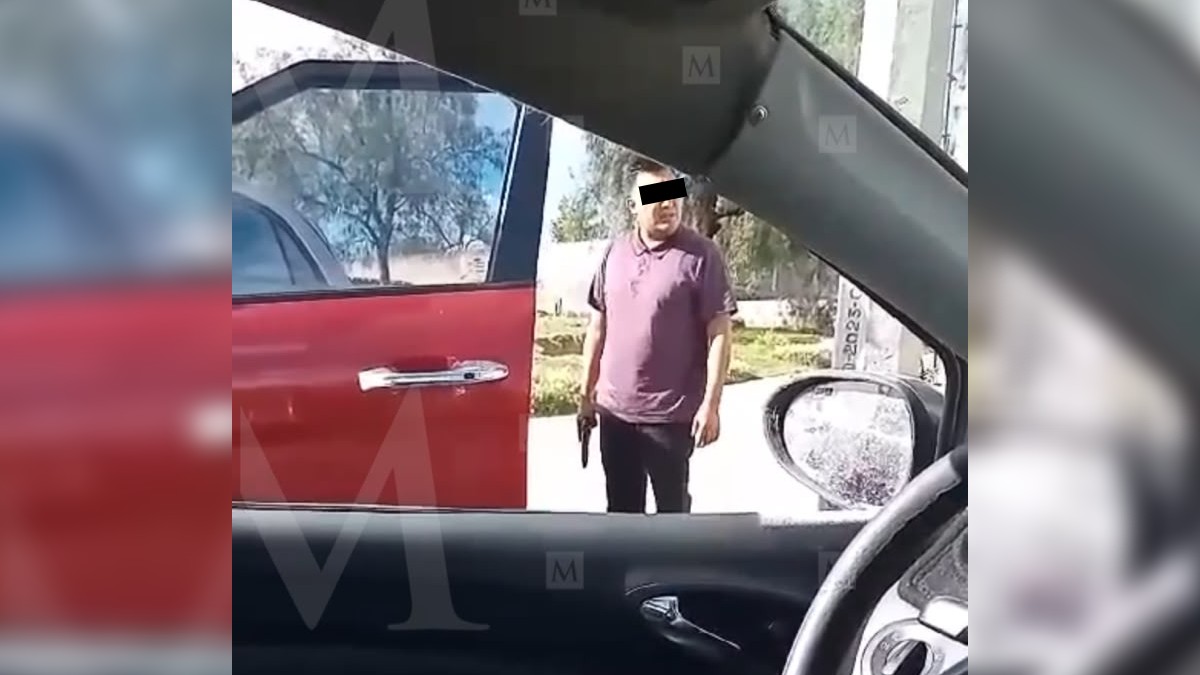 Captan a subdirector de la policía amenazando a un ciudadano con su arma.