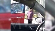 Captan a subdirector de la policía amenazando a un ciudadano con su arma.