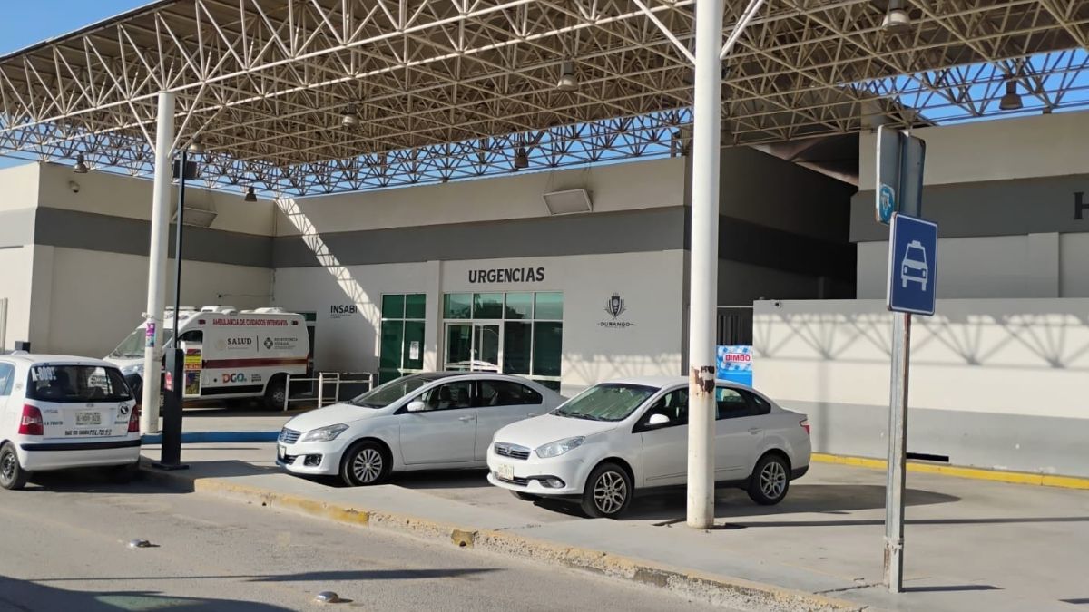 Luego de la confirmación del deceso, peritos del departamento de Servicios Periciales y el Agente del Ministerio Público se presentaron en el hospital