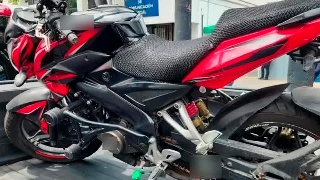 Detienen a dos hombres por el robo de una motocicleta en calles de la colonia Roma
