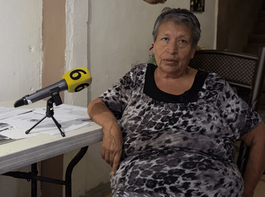 Doña Tomasa sufre por fraude de cheque de su casa en NL