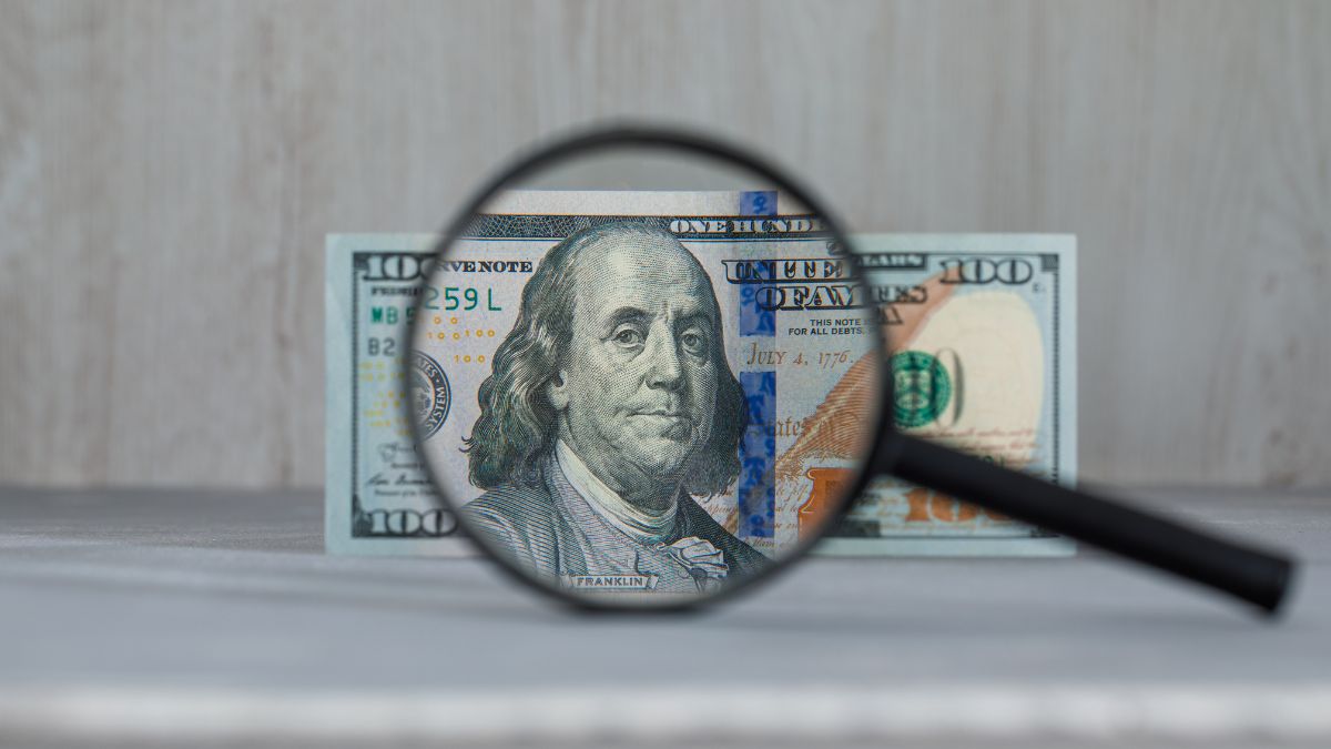 El peso mexicano se mantiene alrededor de los 17.00 puntos por dólar.
