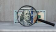 El peso mexicano se mantiene alrededor de los 17.00 puntos por dólar.