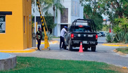 Dos hombres huyen entre la maleza tras disparar contra policías en Apodaca