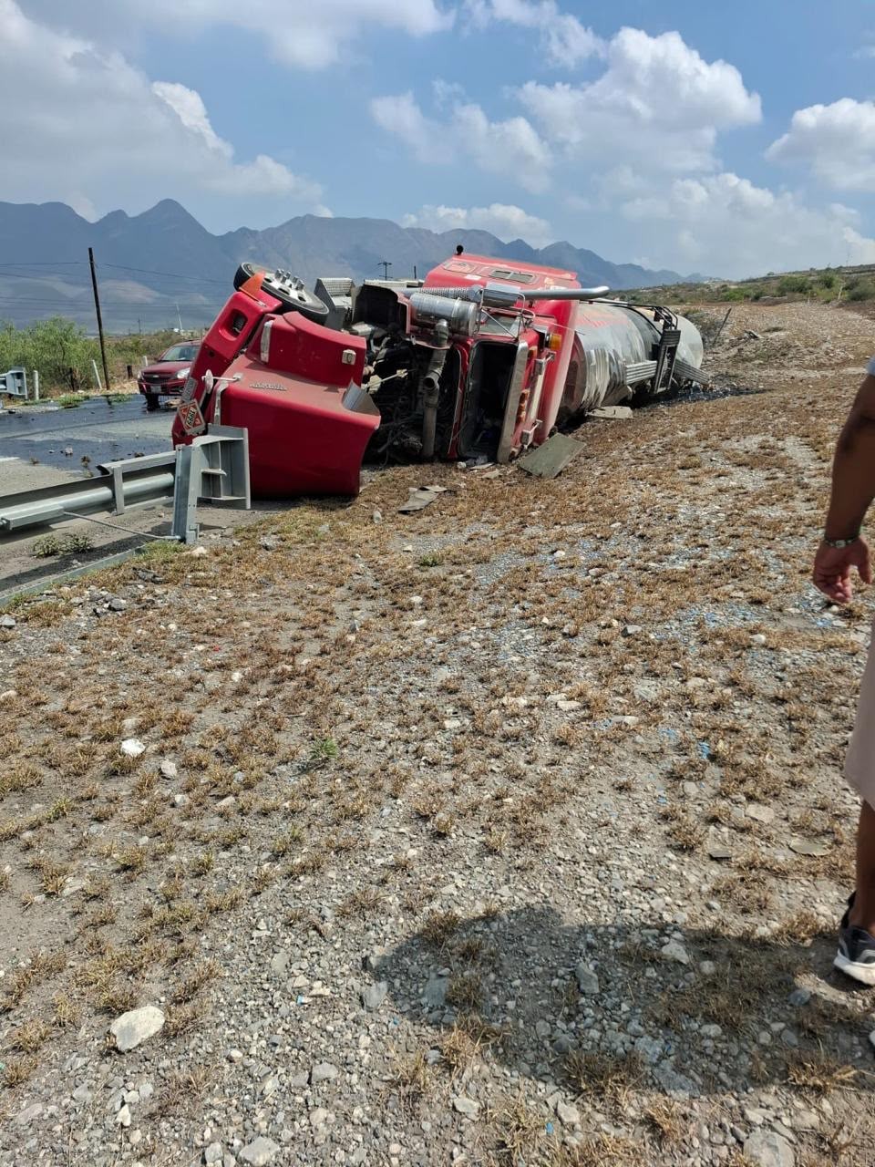 Se implementó un desvío del tránsito a contraflujo mientras se atendía la situación.