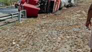 Se implementó un desvío del tránsito a contraflujo mientras se atendía la situación.