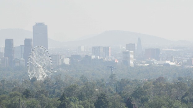 Iniciativas como el Programa del Hoy No Circula buscan disminuir las emisiones de contaminantes.