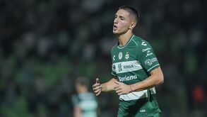 El mediocampista ha mantenido la titularidad absoluta al disputar los 8 partidos del actual certamen con el conjunto albiverde.