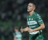 El mediocampista ha mantenido la titularidad absoluta al disputar los 8 partidos del actual certamen con el conjunto albiverde.