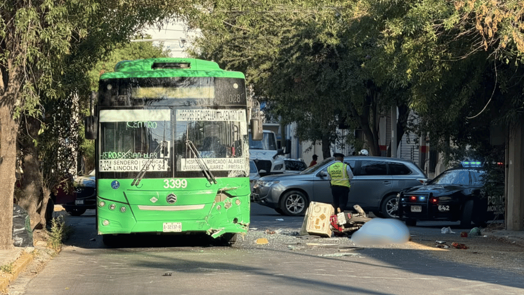 Muere motociclista tras ser atropellado en Monterrey