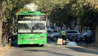 Muere motociclista tras ser atropellado en Monterrey
