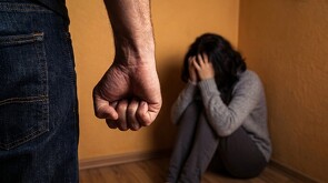 La mujer presentaba sangrado en el rostro y una lesión en la nariz, por lo que se consideró la posibilidad de una fractura.