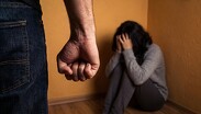 La mujer presentaba sangrado en el rostro y una lesión en la nariz, por lo que se consideró la posibilidad de una fractura.