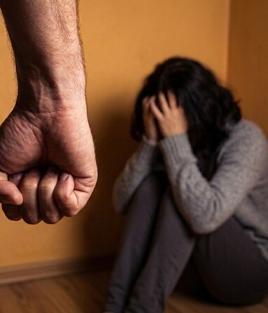 La mujer presentaba sangrado en el rostro y una lesión en la nariz, por lo que se consideró la posibilidad de una fractura.