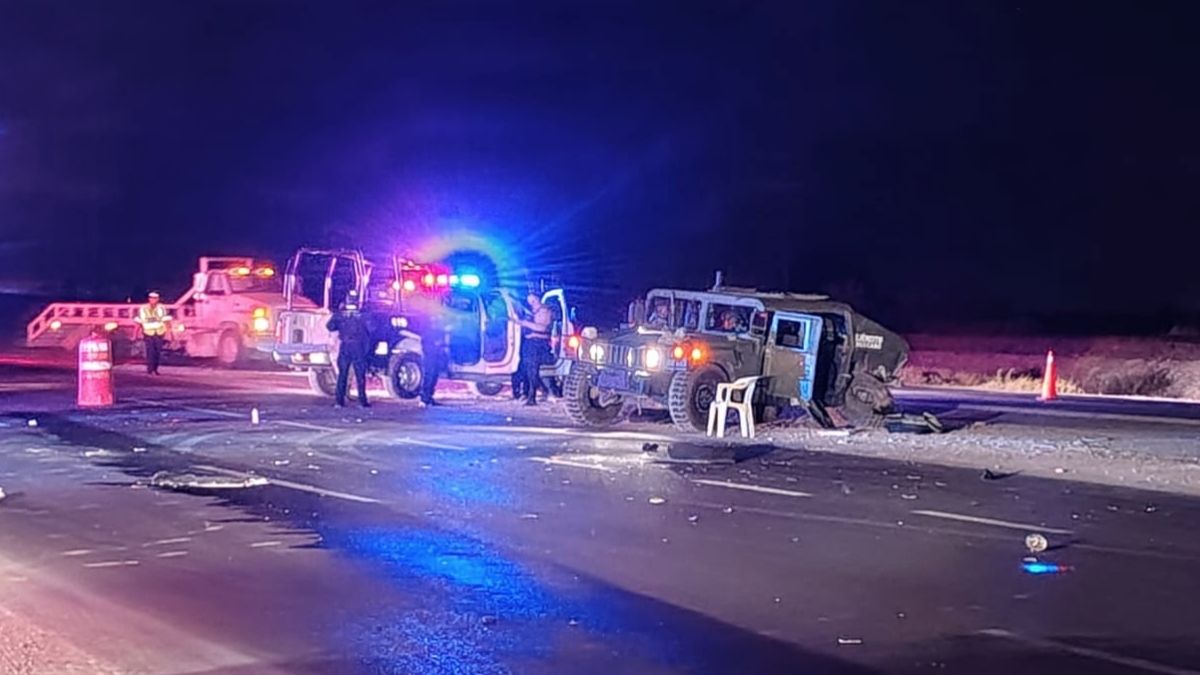 Tras el percance, una ambulancia del Ejército Mexicano acudió al sitio para trasladar a tres soldados a un hospital.