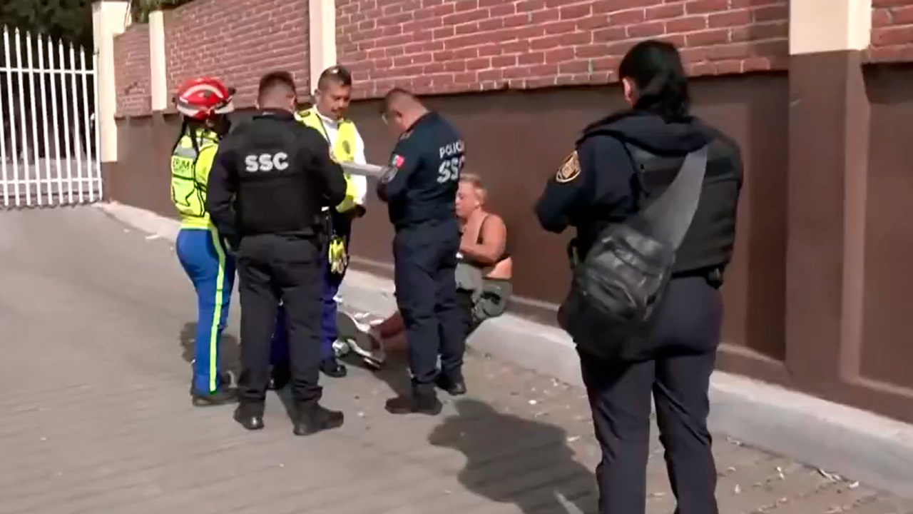 Rescatan a mujer que caminaba por carriles centrales de la avenida 608