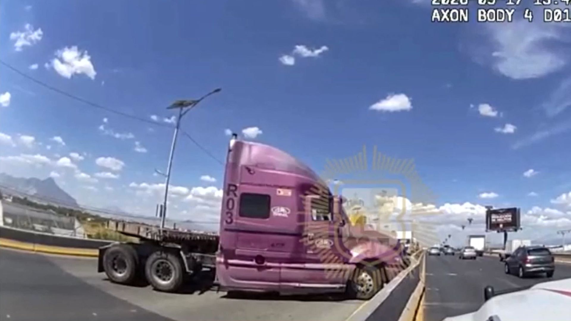 Tráiler protagoniza accidente en José López Portillo, Escobedo; no hay lesionados
