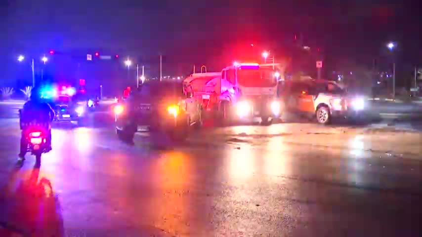 Tsuru ignora semáforo y choca contra una camioneta sobre avenida Lincoln, en Monterrey