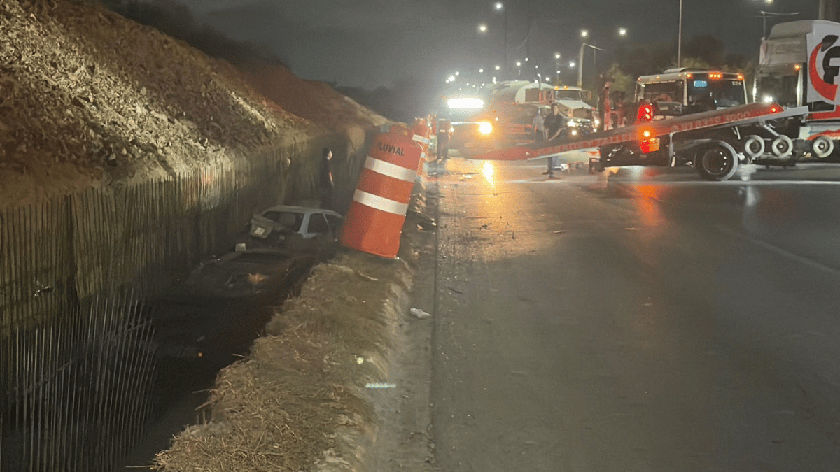 Auto cae a zanja y deja 3 lesionados en Juárez NL