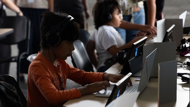 En México, los estudiantes  de menor nivel socioeconómico obtuvieron en promedio 376 puntos en Lectura.