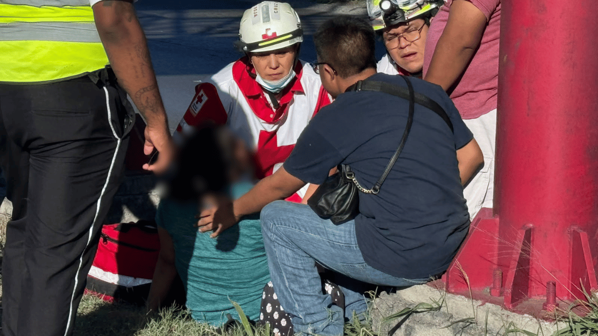 Mujer es atropellada por motociclista en Apodaca