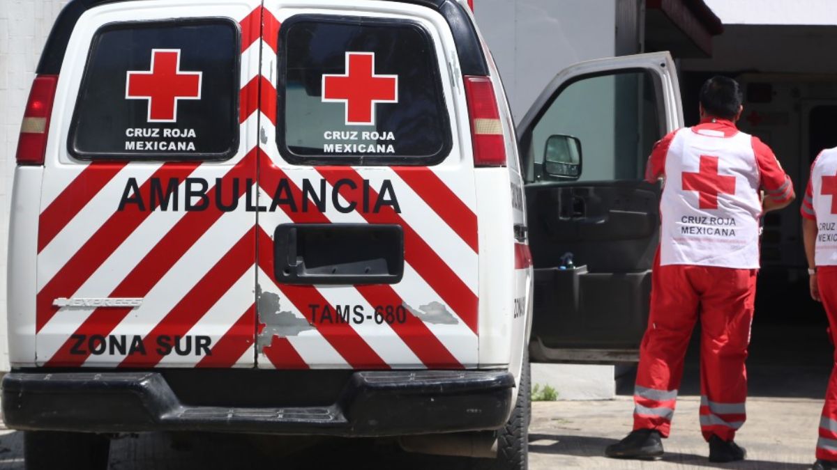 Paramédicos de Cruz Roja atendieron a la víctima y la trasladaron a un nosocomio de la localidad.
