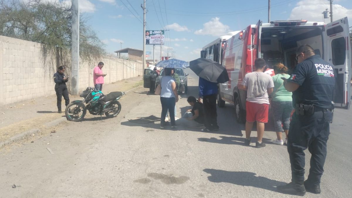 Peritos de vialidad aseguraron el autobús de la ruta Periféricos y la motocicleta implicada a la altura del puente Centenario. | Cortesía de Vialidad