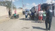 Peritos de vialidad aseguraron el autobús de la ruta Periféricos y la motocicleta implicada a la altura del puente Centenario. | Cortesía de Vialidad