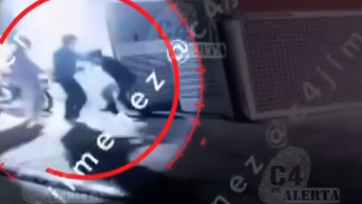 Sujetos golpean a guardia de seguridad de 23 años en Atizapán de Zaragoza, Edomex.
