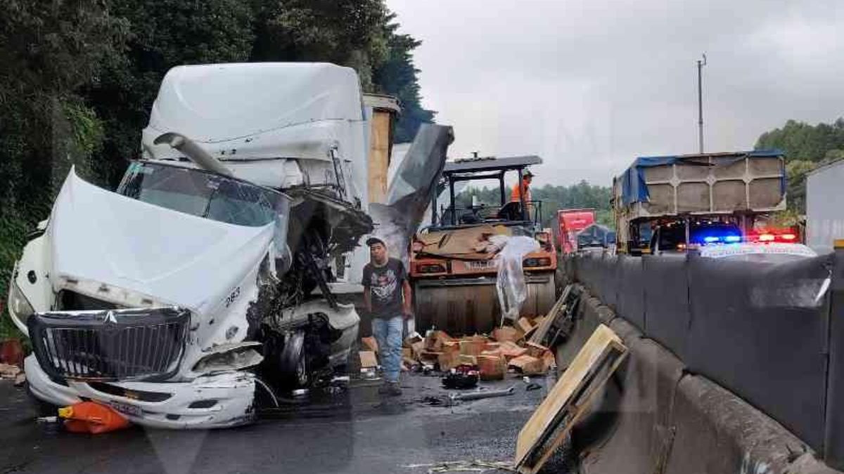 Tractocamion choca contra 4 vehículos en la México-Toluca.