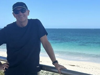 La víctima del ataque de tiburón fue identificada como Greg O'Neill, un nadador de 63 años