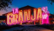 Adal Ramones conduce la gala estelar de La Granja VIP por Azteca Uno, donde otro famoso abandona la convivencia rural.