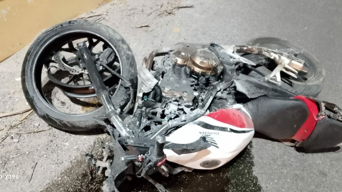 Agentes de vialidad cerraron el paso hacia Gómez Palacio luego de que la motocicleta Honda quedara sobre la rampa del puente.