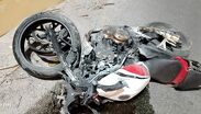 Agentes de vialidad cerraron el paso hacia Gómez Palacio luego de que la motocicleta Honda quedara sobre la rampa del puente.