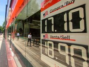 Los bancos instalan letreros señalando el precio del dólar | Cuartoscuro