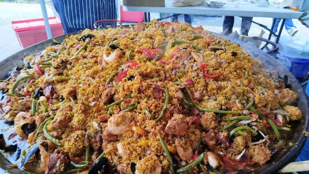 Chefs y paelleros participantes durante la preparación con causa de cerca de 800 kilos de paella en el Jardín de El Carmen, Puebla